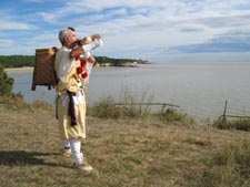2003, Sylvain en France, soufflant dans la conque en direction des Etats-Unis sur la côte Atlantique.